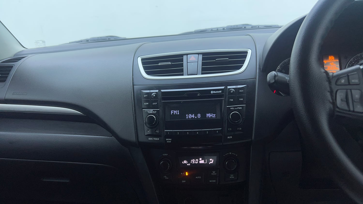 Used 2017 Maruti Suzuki Swift ZXi Petrol Manual top_features Integrated (in-dash) music system