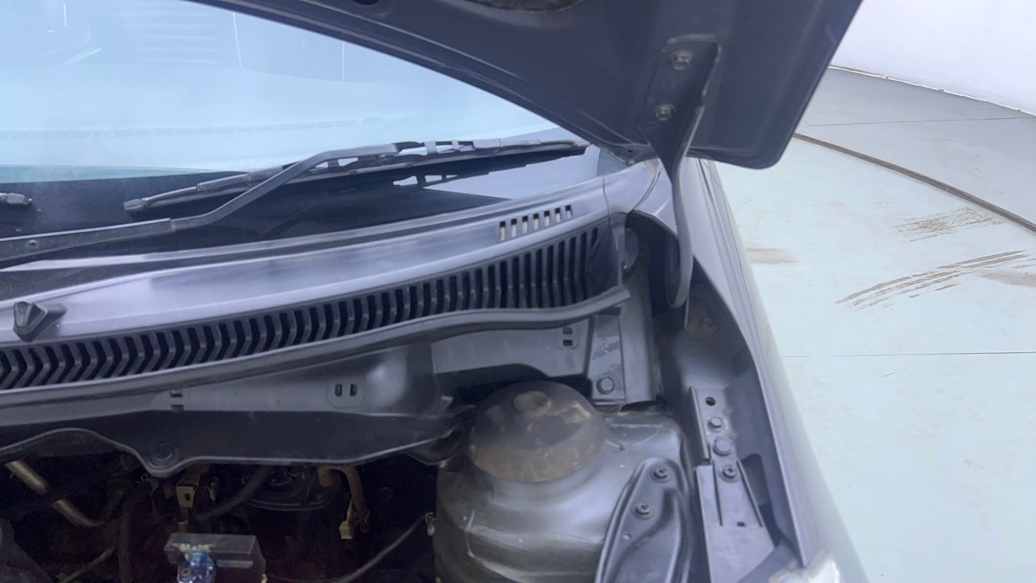 Used 2017 Maruti Suzuki Swift ZXi Petrol Manual engine ENGINE LEFT SIDE HINGE & APRON VIEW