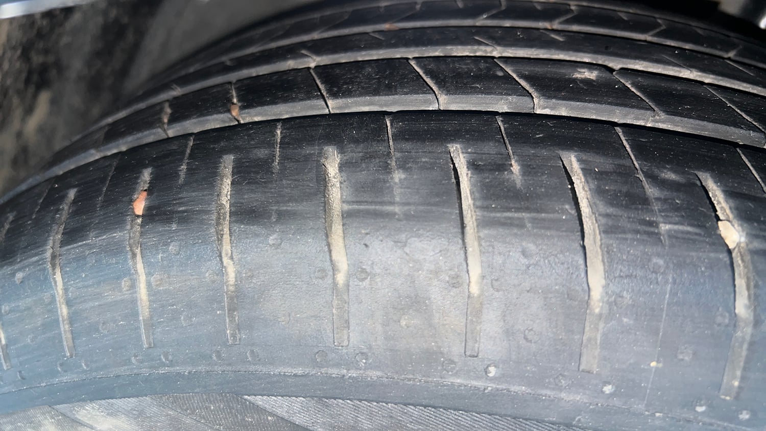 Used 2023 Hyundai Verna SX (O) 1.5 Petrol IVT Petrol Automatic tyres LEFT FRONT TYRE TREAD VIEW