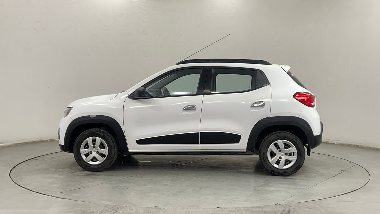 Used 2016 Renault Kwid RXT Petrol Manual exterior LEFT SIDE VIEW