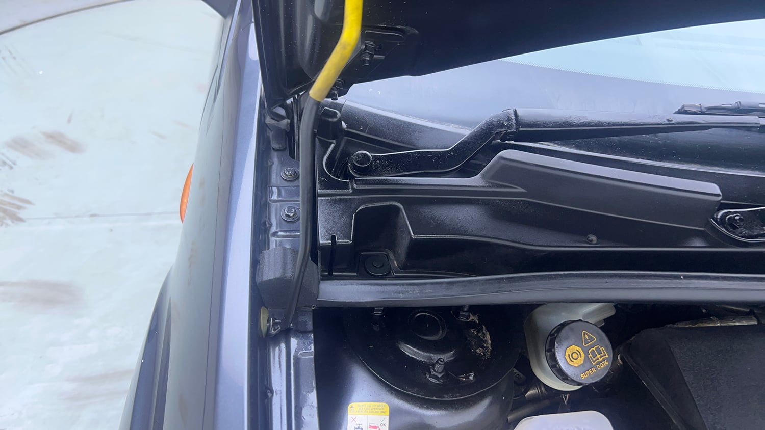Used 2014 Ford Figo Duratec Petrol ZXI 1.2 Petrol Manual engine ENGINE RIGHT SIDE HINGE & APRON VIEW