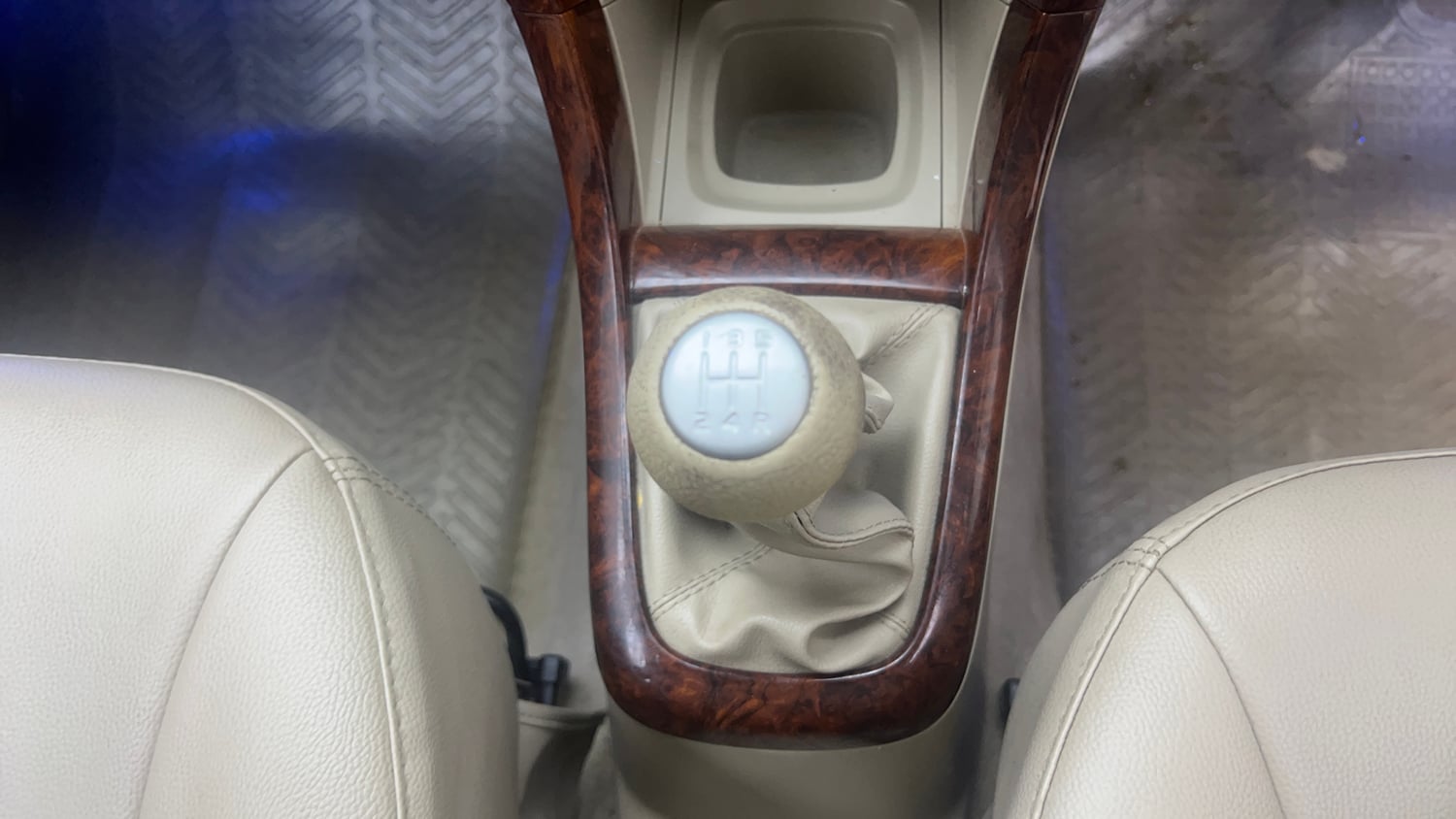 Used 2016 Maruti Suzuki Ertiga ZXI+ Petrol Manual interior GEAR  KNOB VIEW