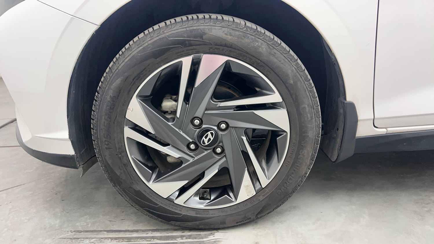 Used 2023 Hyundai New i20 Asta (O) 1.0 Turbo DCT Petrol Automatic tyres LEFT FRONT TYRE RIM VIEW