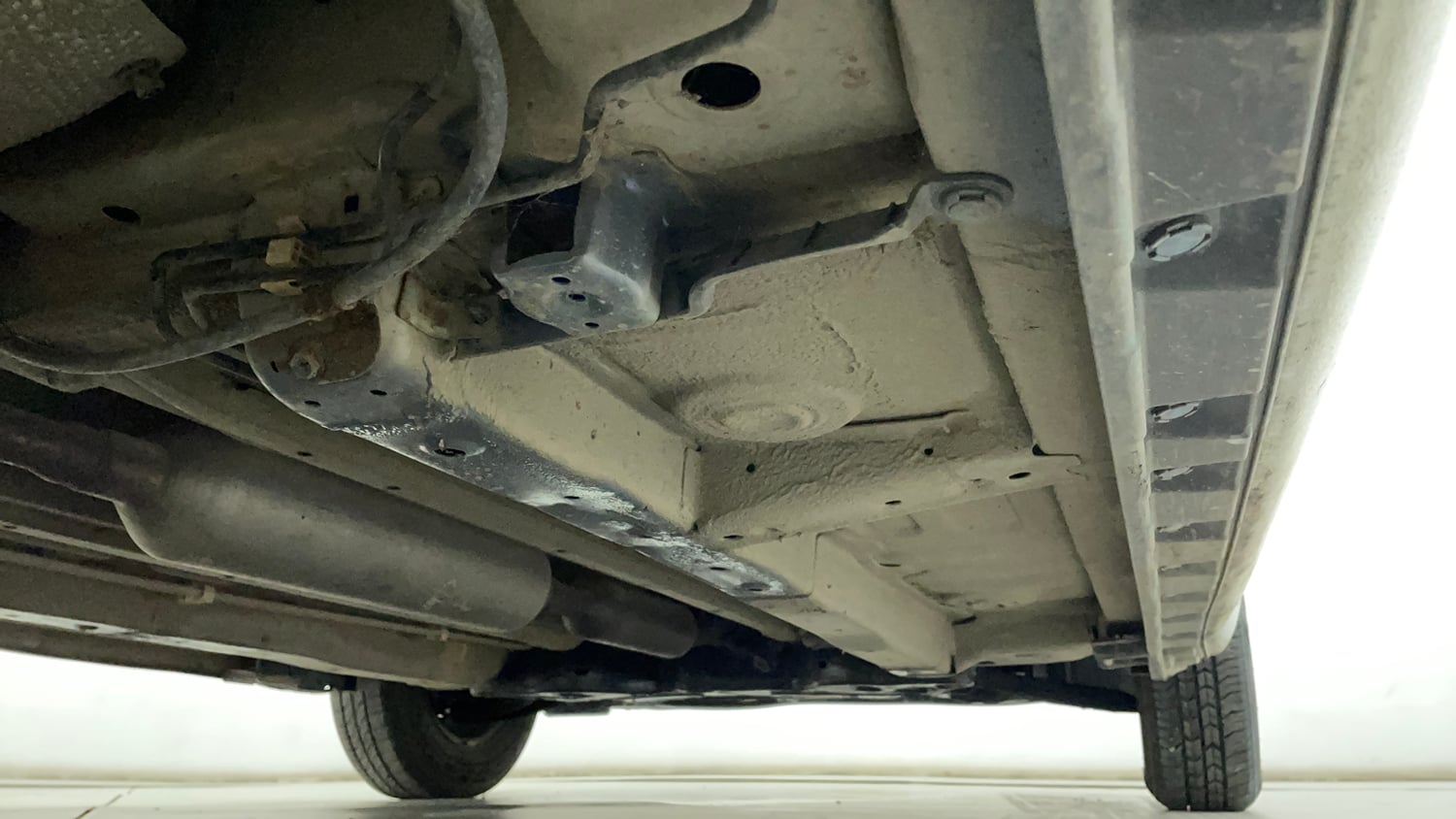 Used 2014 Maruti Suzuki Swift VXi Petrol Manual extra REAR RIGHT UNDERBODY VIEW