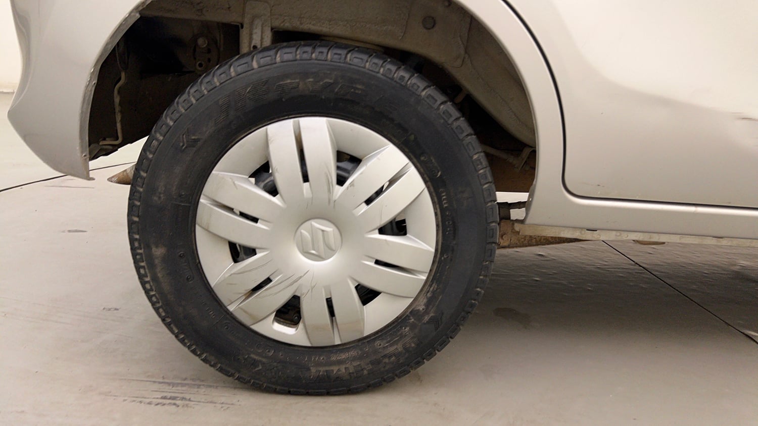 Used 2014 Maruti Suzuki Alto 800 Lxi Petrol Manual tyres RIGHT REAR TYRE RIM VIEW
