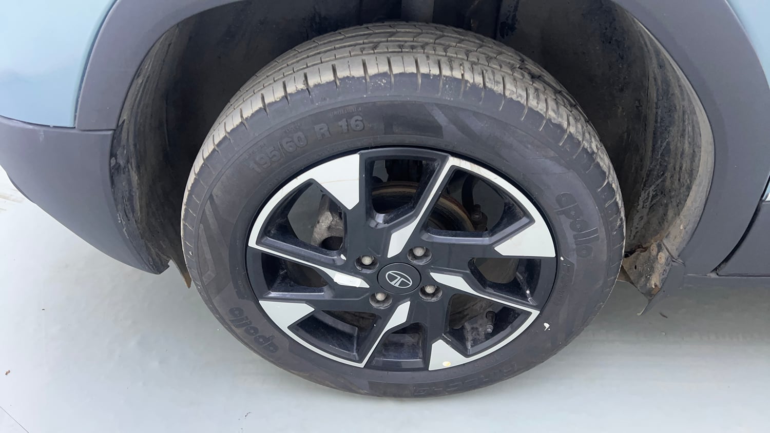 Used 2024 Tata Punch Creative Dual Tone MT Sunroof Petrol Manual tyres LEFT FRONT TYRE RIM VIEW