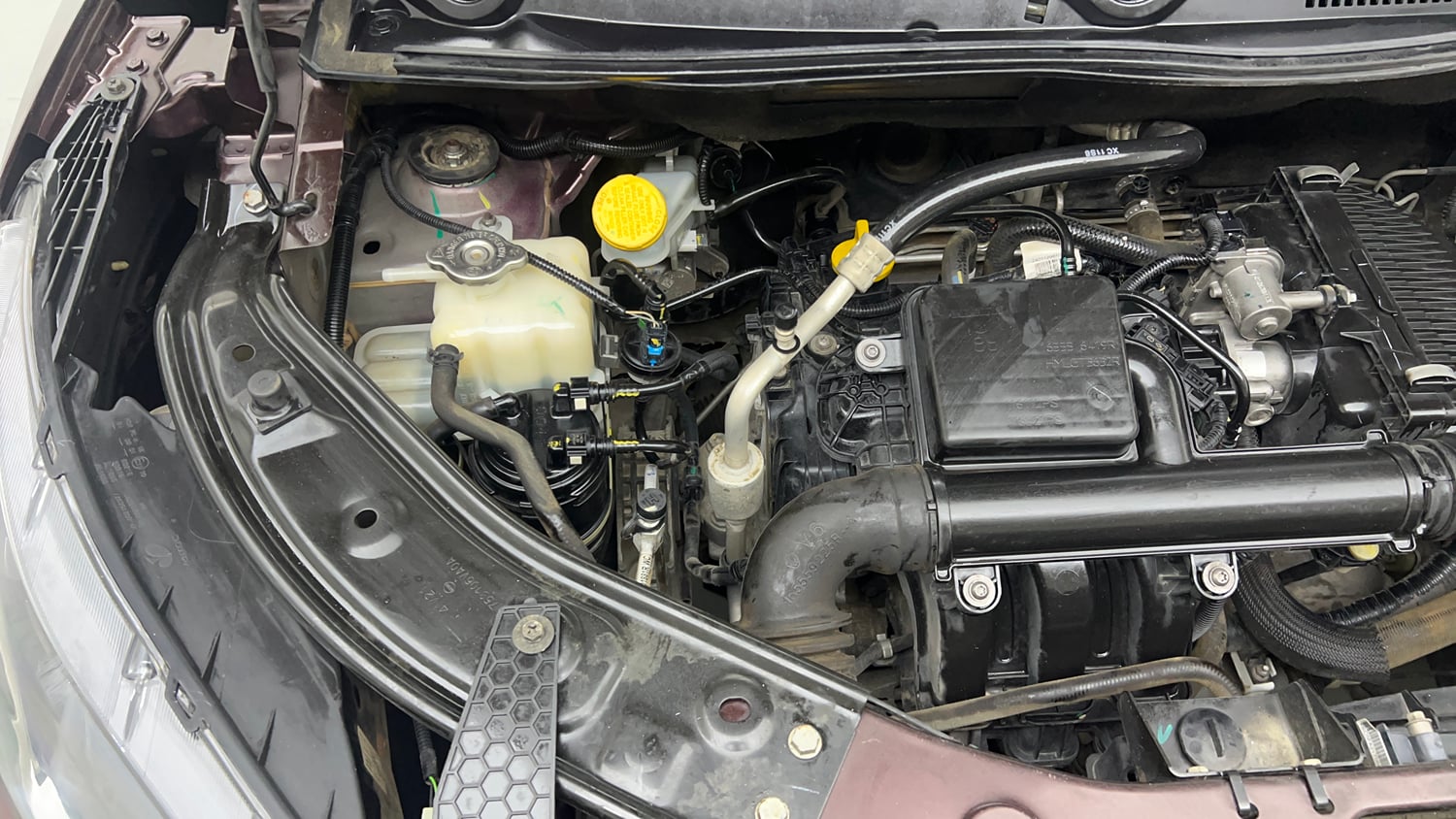 Used 2021 Nissan Magnite XV Dual Tone Petrol Manual engine ENGINE RIGHT SIDE VIEW