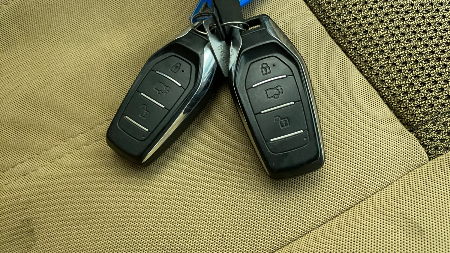 Used 2019 Mahindra XUV500 W7 Diesel Manual extra CAR KEY VIEW