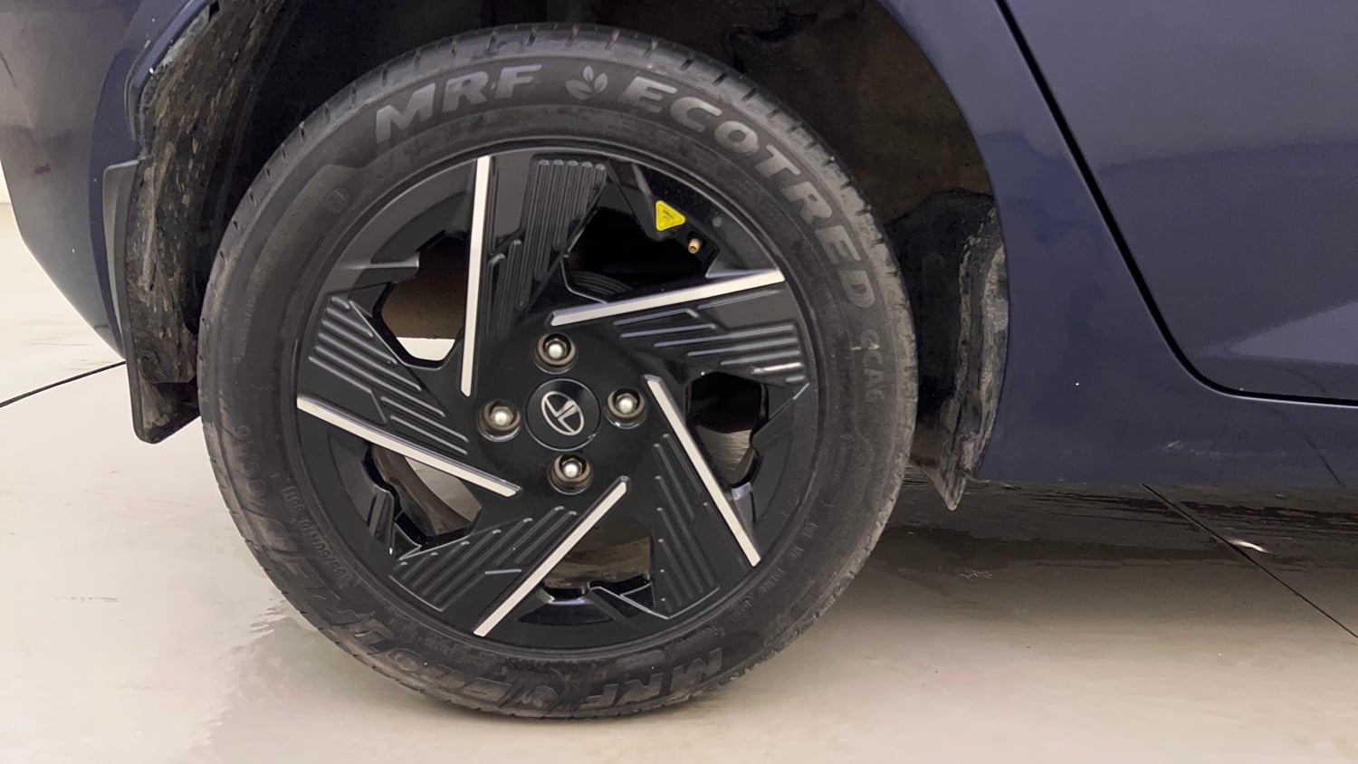 Used 2025 Tata Altroz Accomplished S Petrol 5MT Petrol Manual tyres RIGHT REAR TYRE RIM VIEW