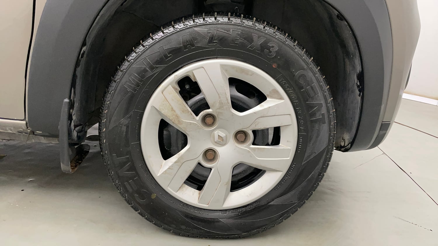 Used 2016 Renault Kwid RXT Petrol Manual tyres RIGHT FRONT TYRE RIM VIEW