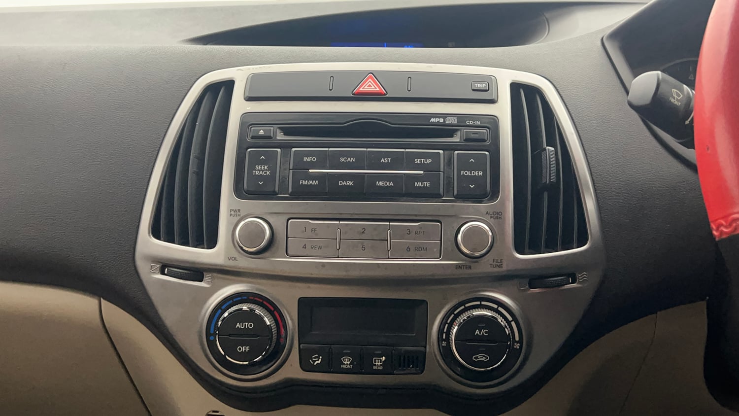 Used 2013 Hyundai i20 Magna (O) 1.2 Petrol Manual top_features Integrated (in-dash) music system