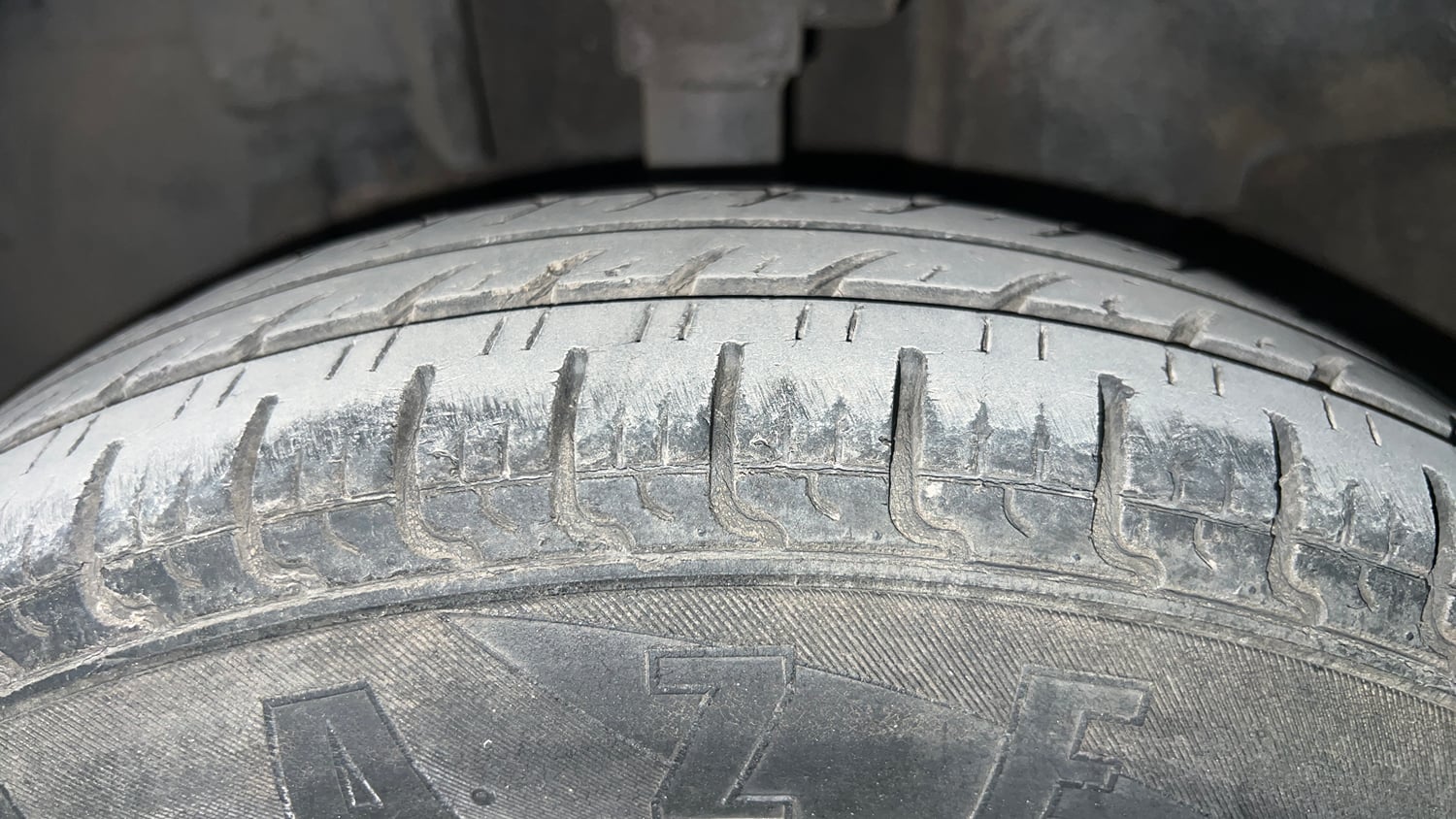 Used 2018 Renault Kwid 1.0 RXT AMT Opt Petrol Automatic tyres LEFT FRONT TYRE TREAD VIEW