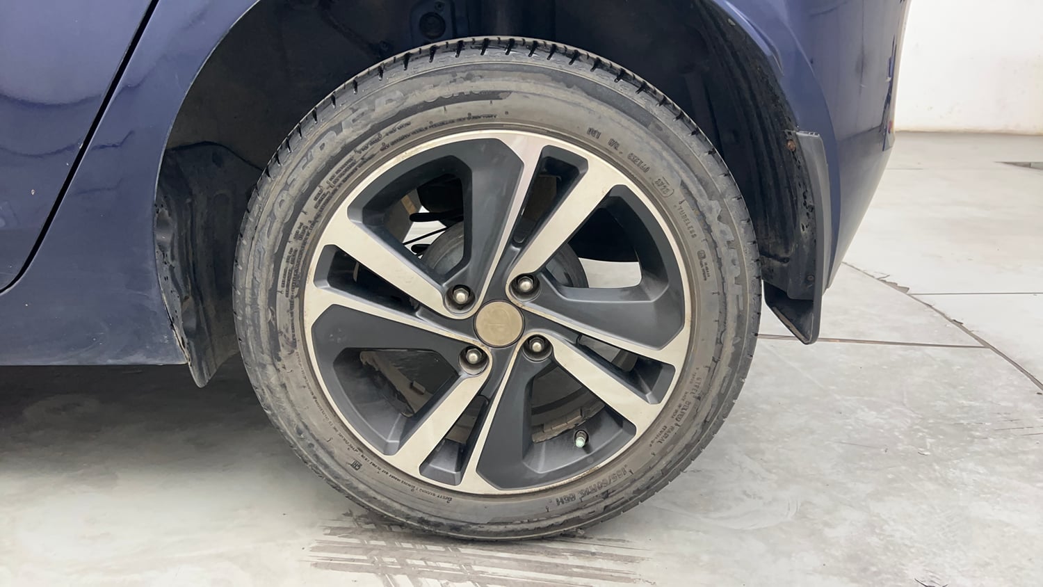 Used 2023 Tata Altroz XZ Petrol Petrol Manual tyres LEFT REAR TYRE RIM VIEW