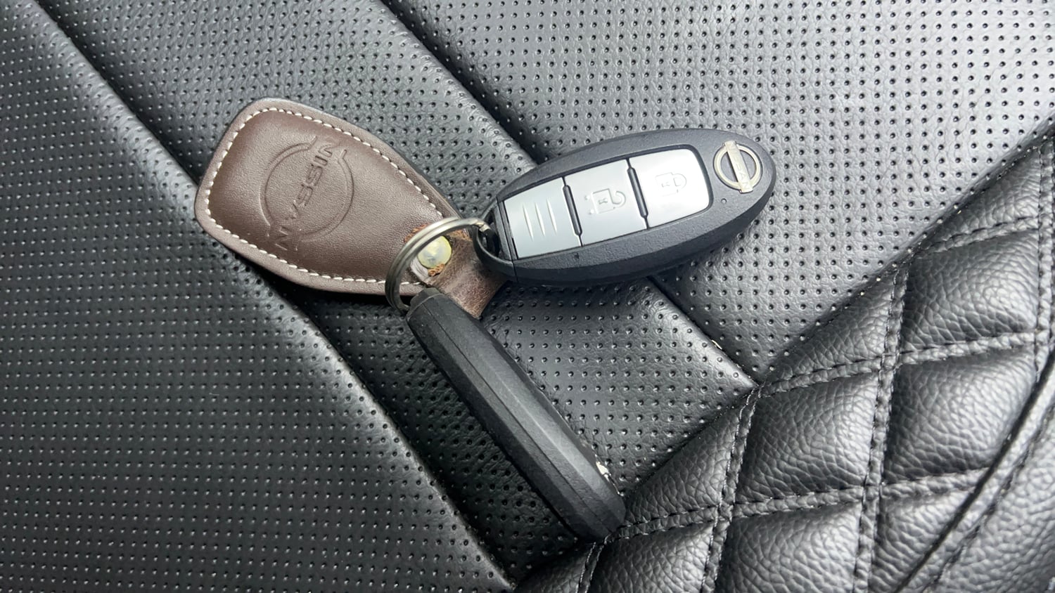 Used 2021 Nissan Magnite XV Dual Tone Petrol Manual extra CAR KEY VIEW