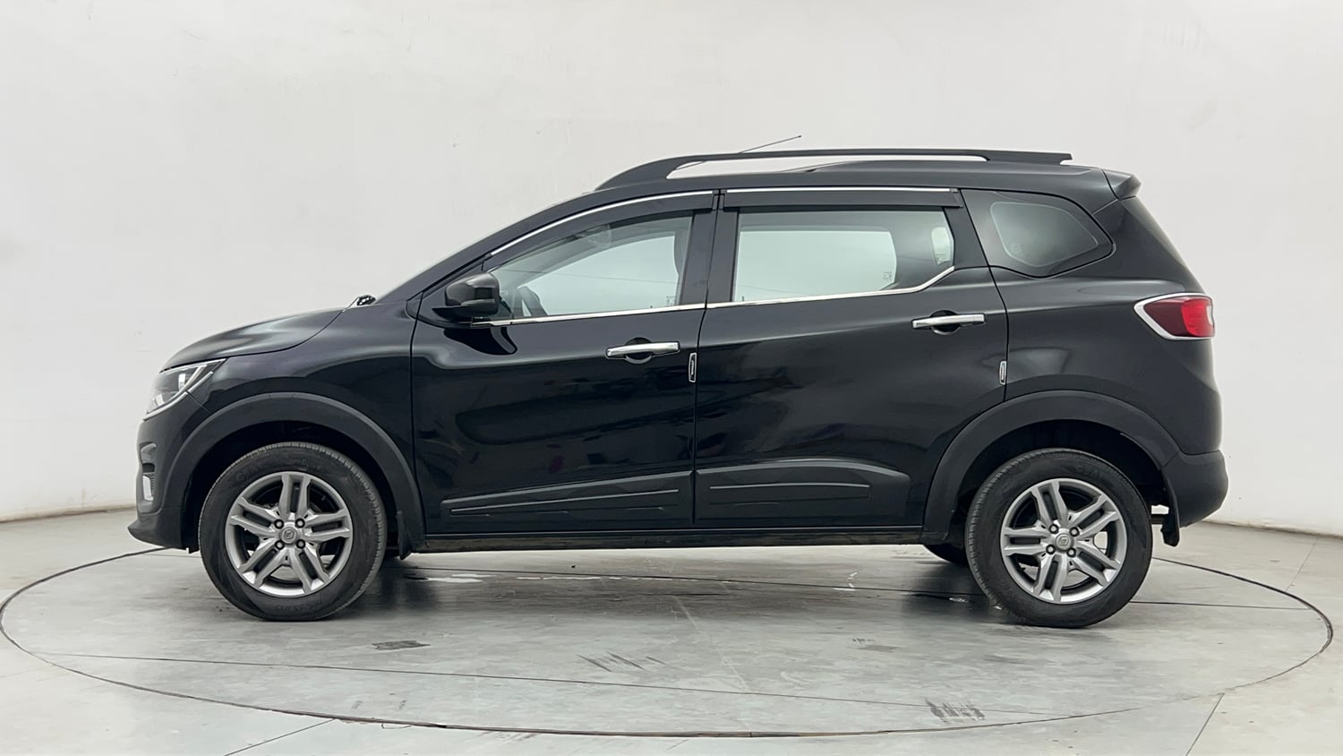 Used 2024 Renault Triber RXZ Petrol Manual exterior LEFT SIDE VIEW