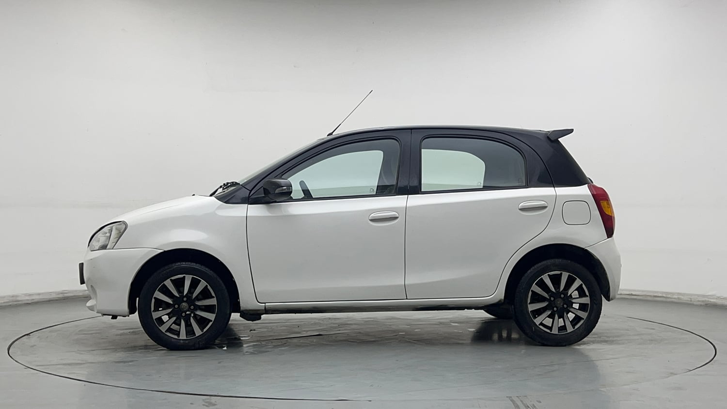 Used 2016 Toyota Etios Liva V Petrol Manual exterior LEFT SIDE VIEW