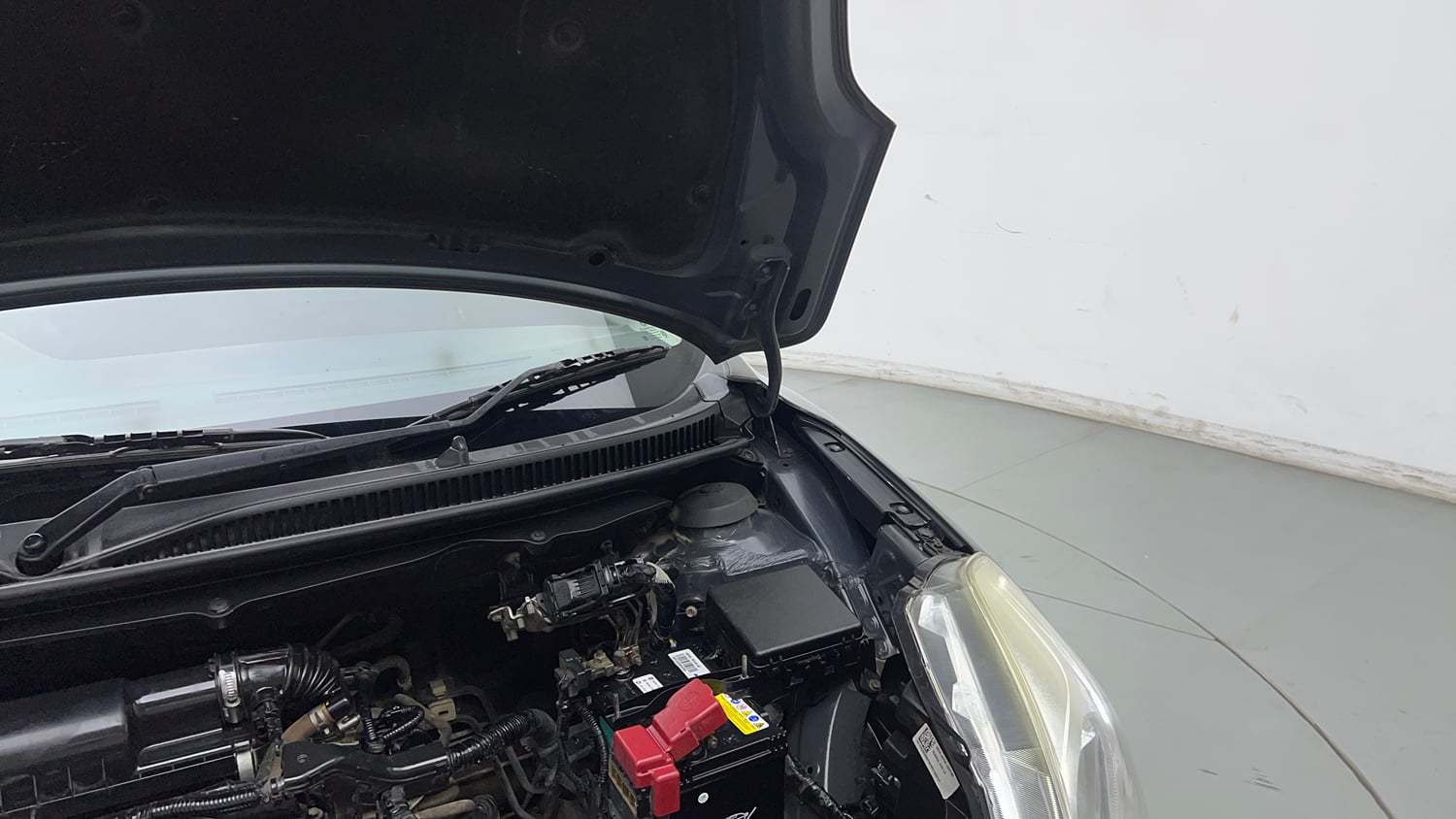 Used 2018 Maruti Suzuki Baleno Delta 1.2 Petrol Manual engine ENGINE LEFT SIDE HINGE & APRON VIEW