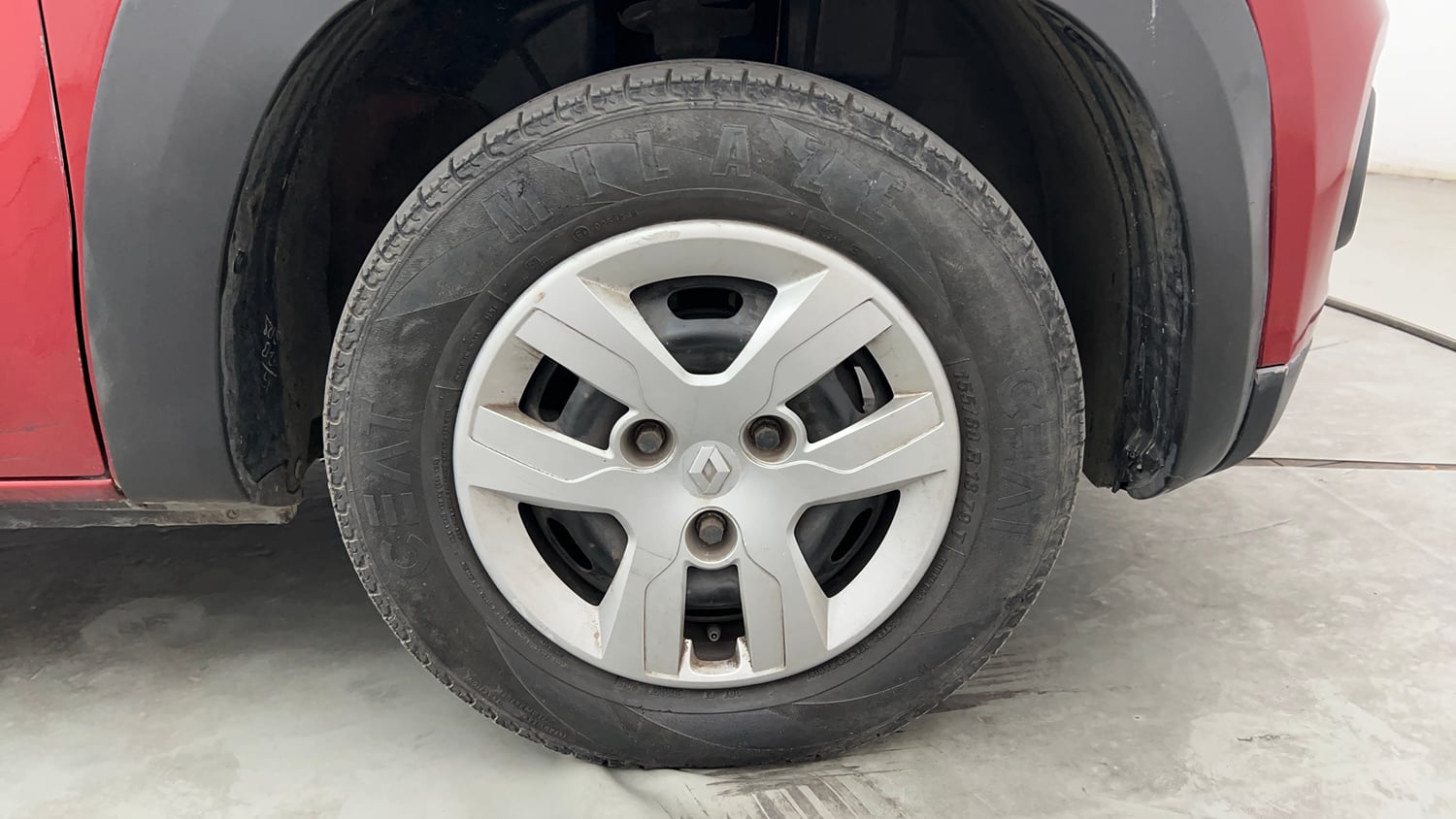 Used 2018 Renault Kwid 1.0 RXT AMT Opt Petrol Automatic tyres RIGHT FRONT TYRE RIM VIEW