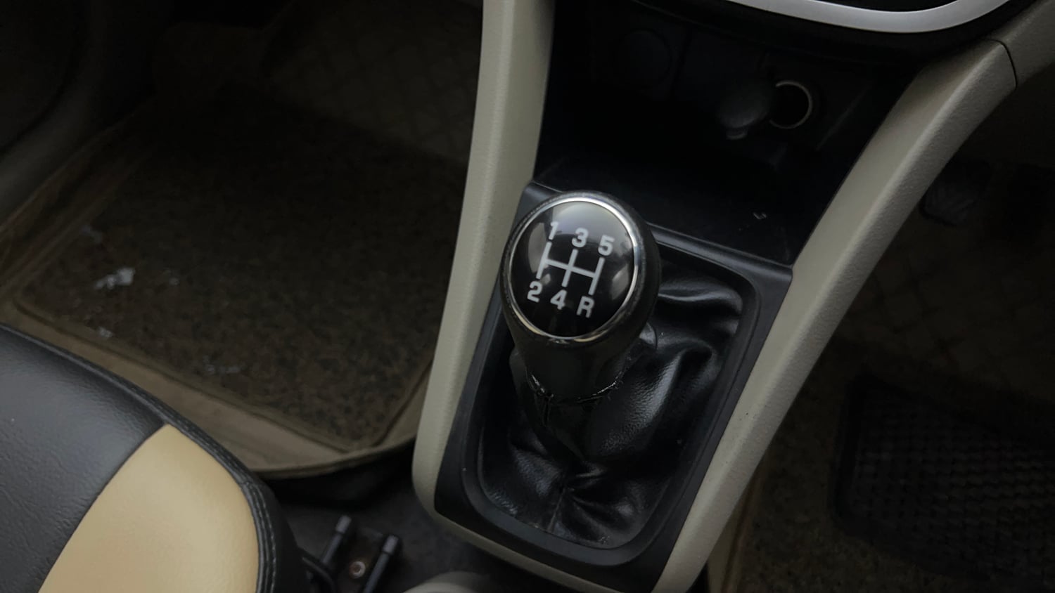 Used 2015 Maruti Suzuki Celerio VXi Petrol Manual interior GEAR  KNOB VIEW