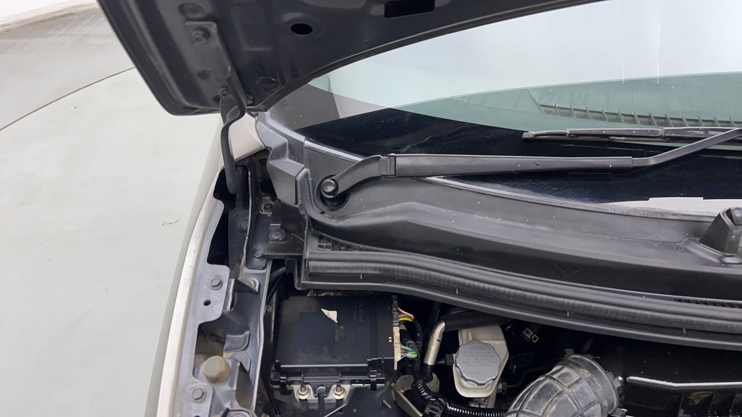 Used 2020 Maruti Suzuki Wagon R LXi (O) 1.0 CNG Cng Manual engine ENGINE RIGHT SIDE HINGE & APRON VIEW