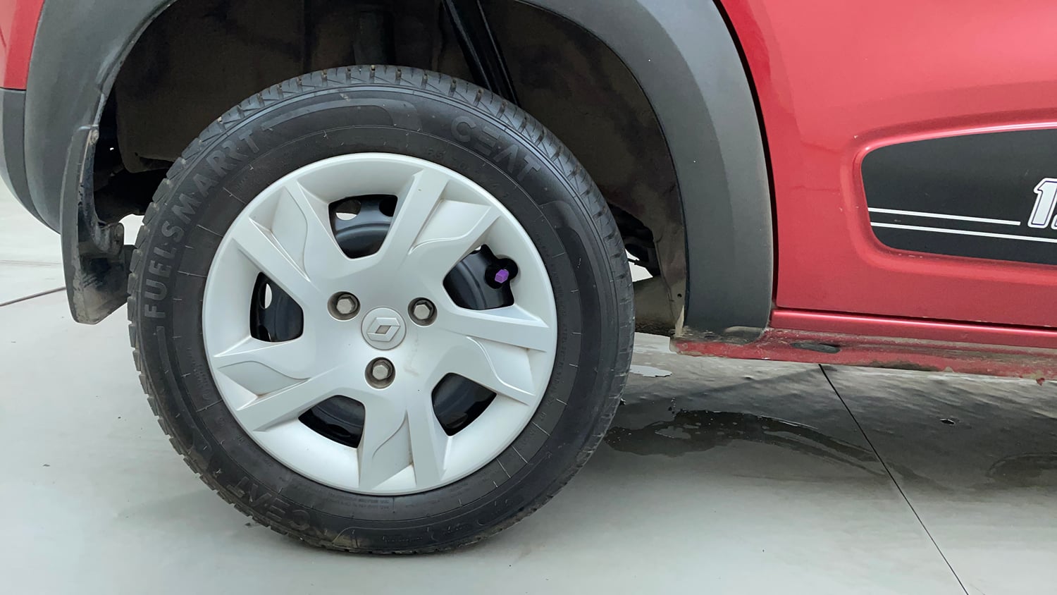 Used 2024 Renault Kwid RXT 1.0L AMT Petrol Automatic tyres RIGHT REAR TYRE RIM VIEW