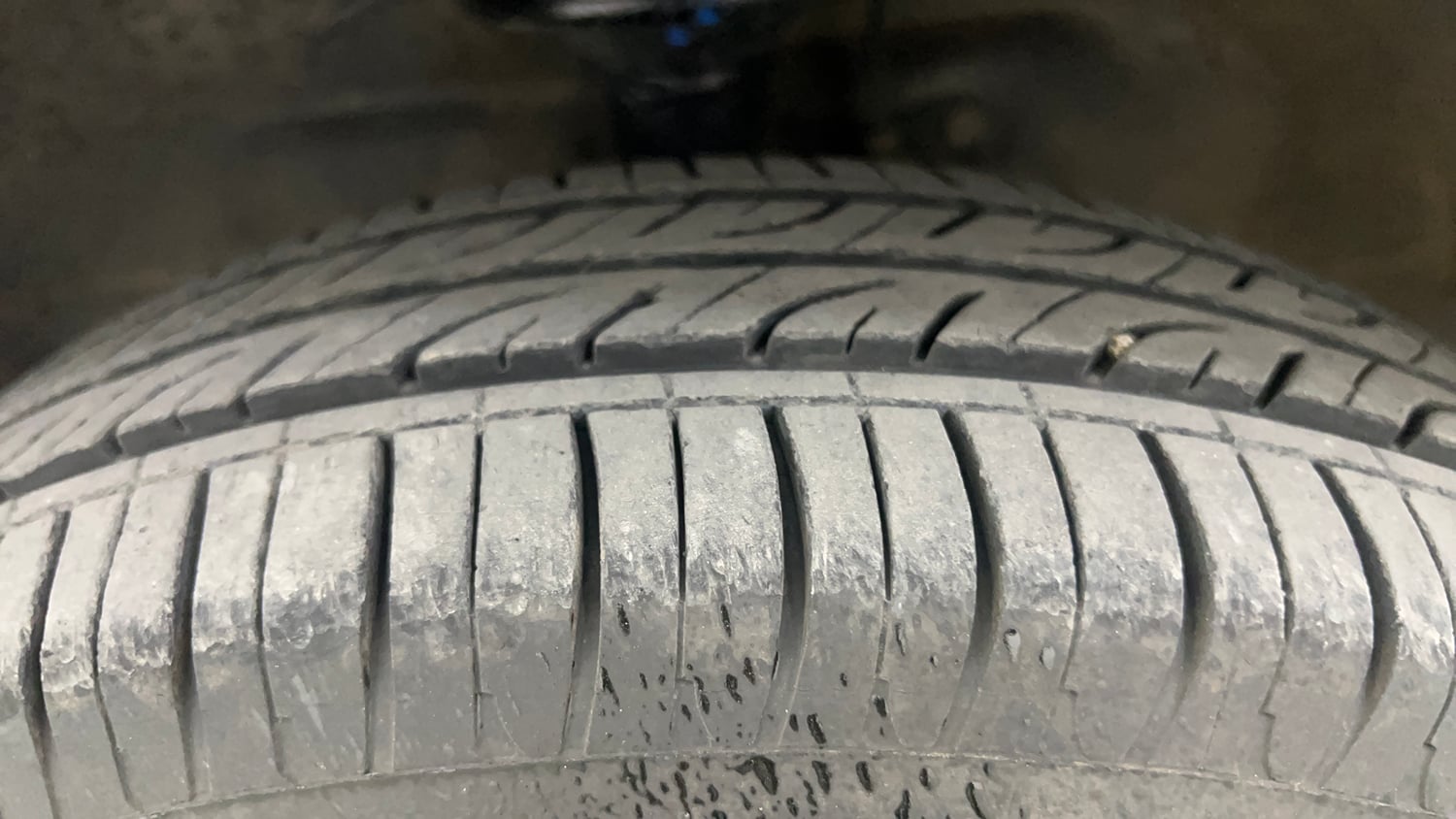 Used 2014 Maruti Suzuki Wagon R 1.0 VXI Petrol + CNG (Outside Fitted) Cng Manual tyres LEFT FRONT TYRE TREAD VIEW
