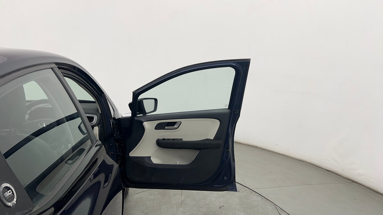 Used 2023 Tata Altroz XZ Petrol Petrol Manual interior RIGHT FRONT DOOR OPEN VIEW