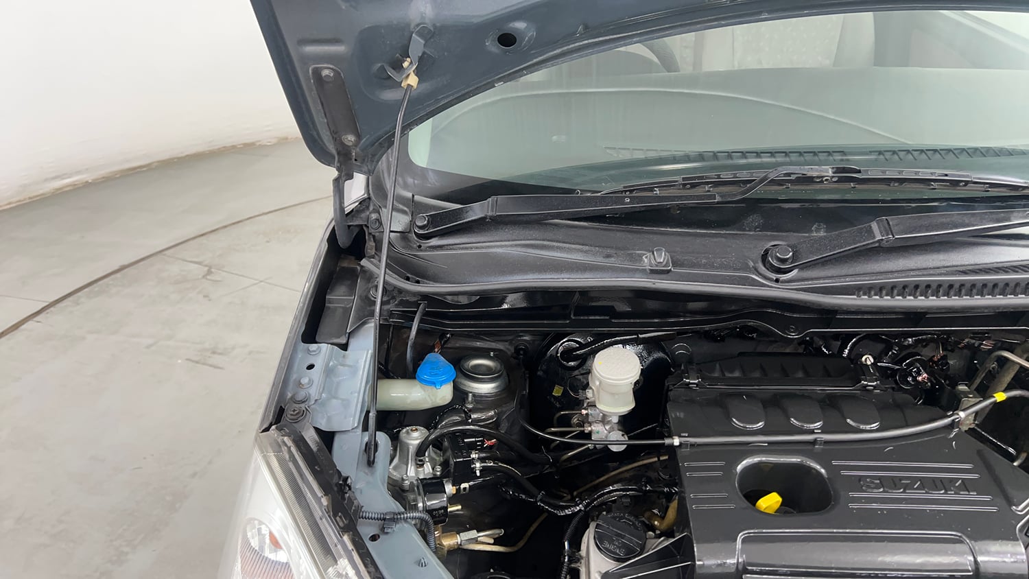 Used 2014 Maruti Suzuki Wagon R 1.0 VXI Petrol + CNG (Outside Fitted) Cng Manual engine ENGINE RIGHT SIDE HINGE & APRON VIEW