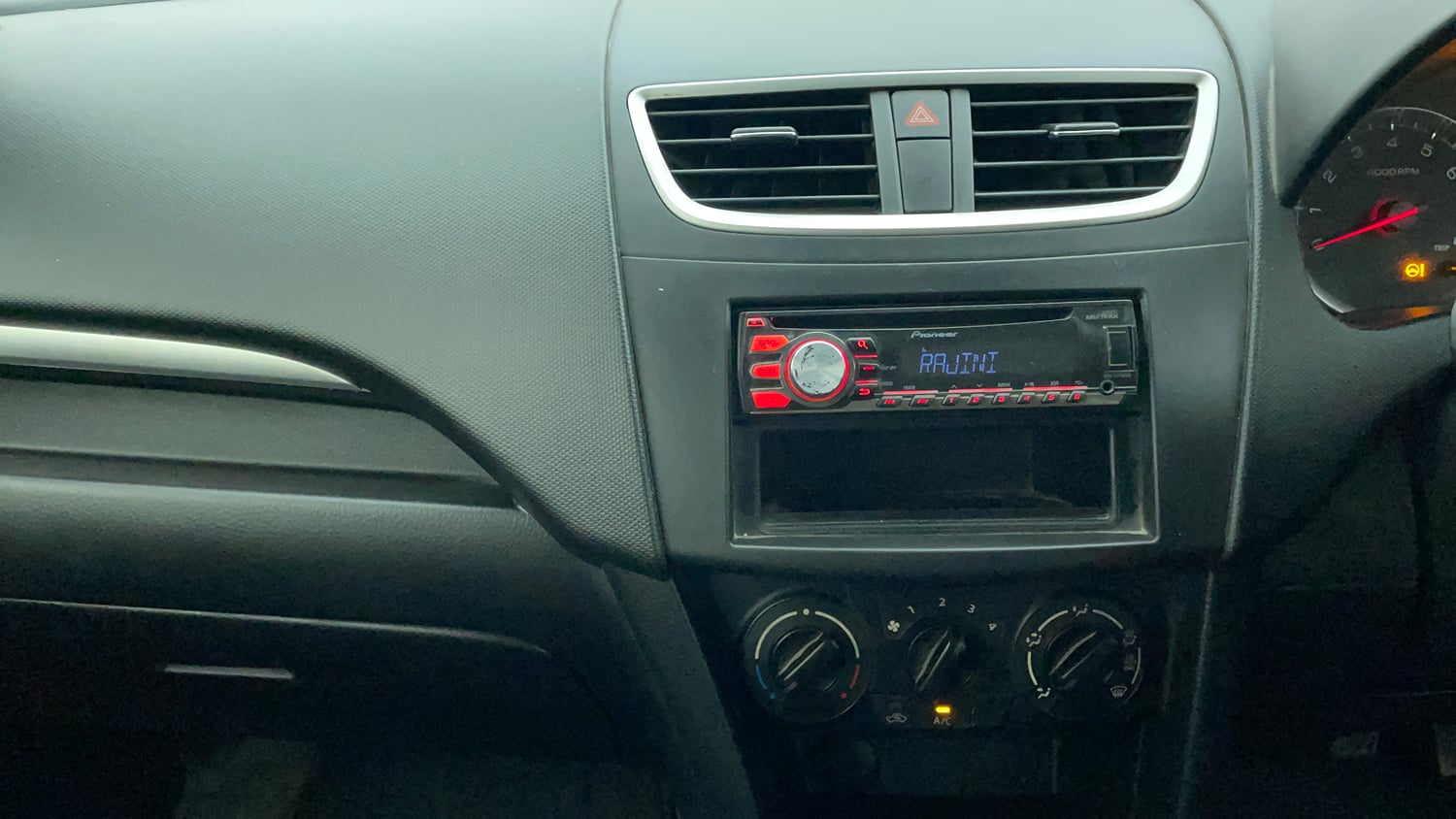 Used 2014 Maruti Suzuki Swift VXi Petrol Manual interior MUSIC SYSTEM & AC CONTROL VIEW