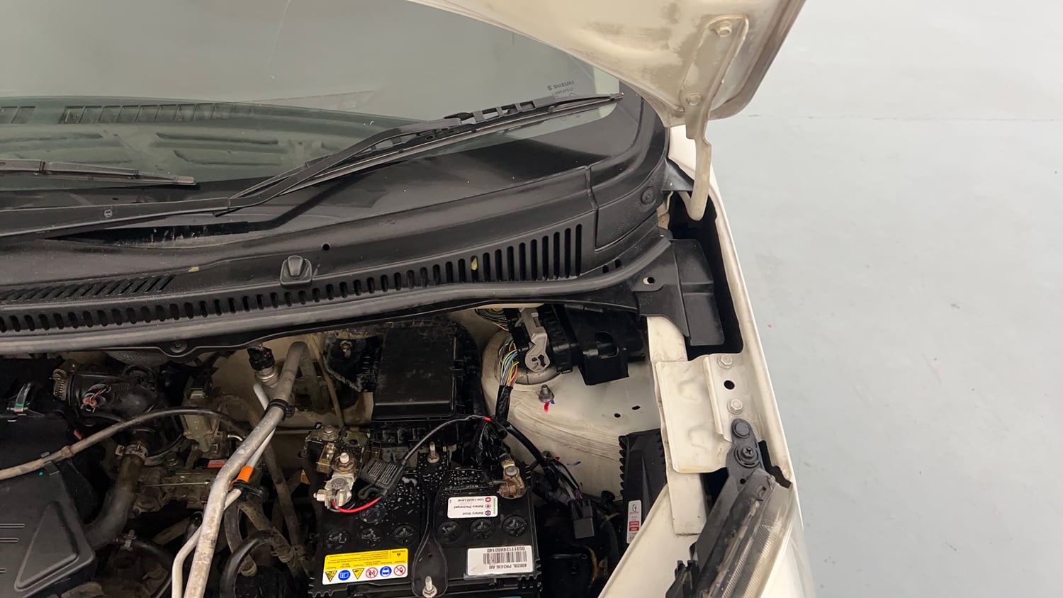 Used 2017 Maruti Suzuki Wagon R 1.0 VXI Petrol + CNG (Outside Fitted) Cng Manual engine ENGINE LEFT SIDE HINGE & APRON VIEW