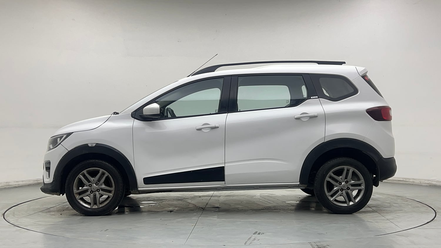 Used 2020 Renault Triber RXZ Petrol Manual exterior LEFT SIDE VIEW