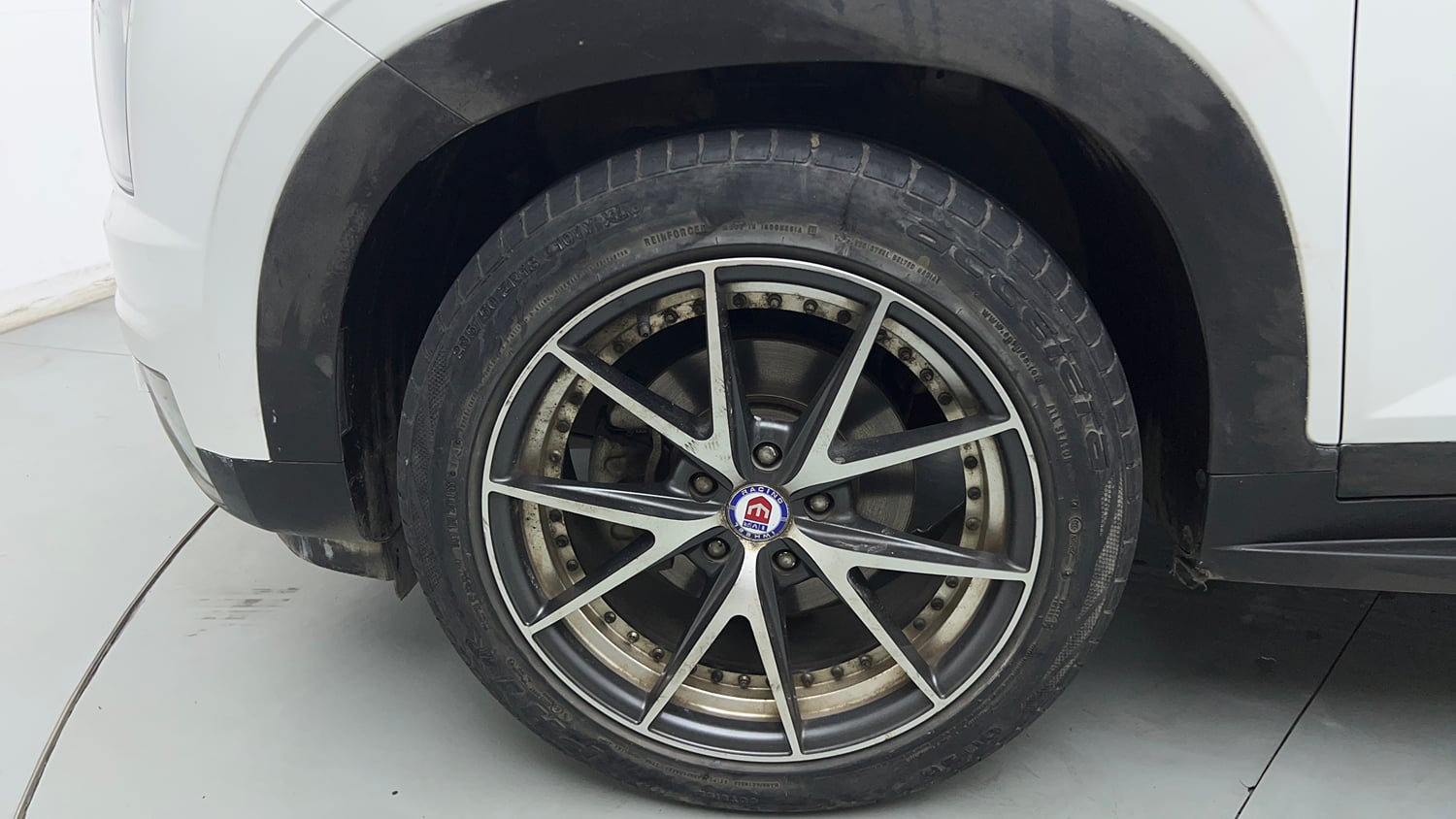 Used 2022 Hyundai Alcazar Platinum (O) 7 Seater 1.5 Diesel AT Diesel Automatic tyres LEFT FRONT TYRE RIM VIEW
