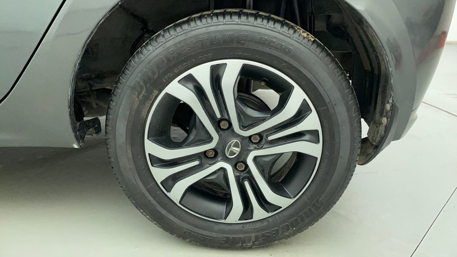 Used 2022 Tata Tiago XT Rhythm Petrol Manual tyres LEFT REAR TYRE RIM VIEW