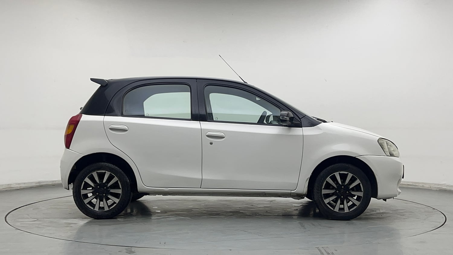 Used 2016 Toyota Etios Liva V Petrol Manual exterior RIGHT SIDE VIEW