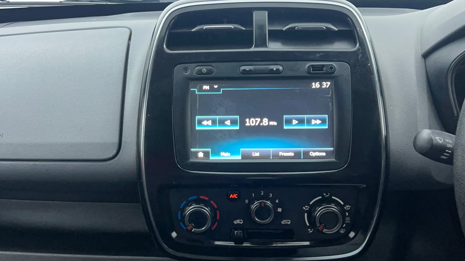 Used 2017 Renault Kwid 1.0 RXT Opt Petrol Manual top_features Touch screen infotainment system