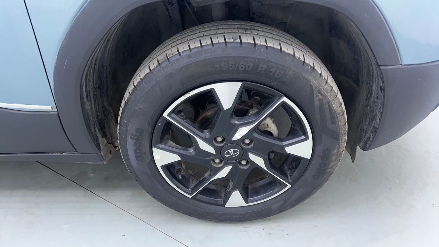 Used 2024 Tata Punch Creative Dual Tone MT Sunroof Petrol Manual tyres RIGHT FRONT TYRE RIM VIEW