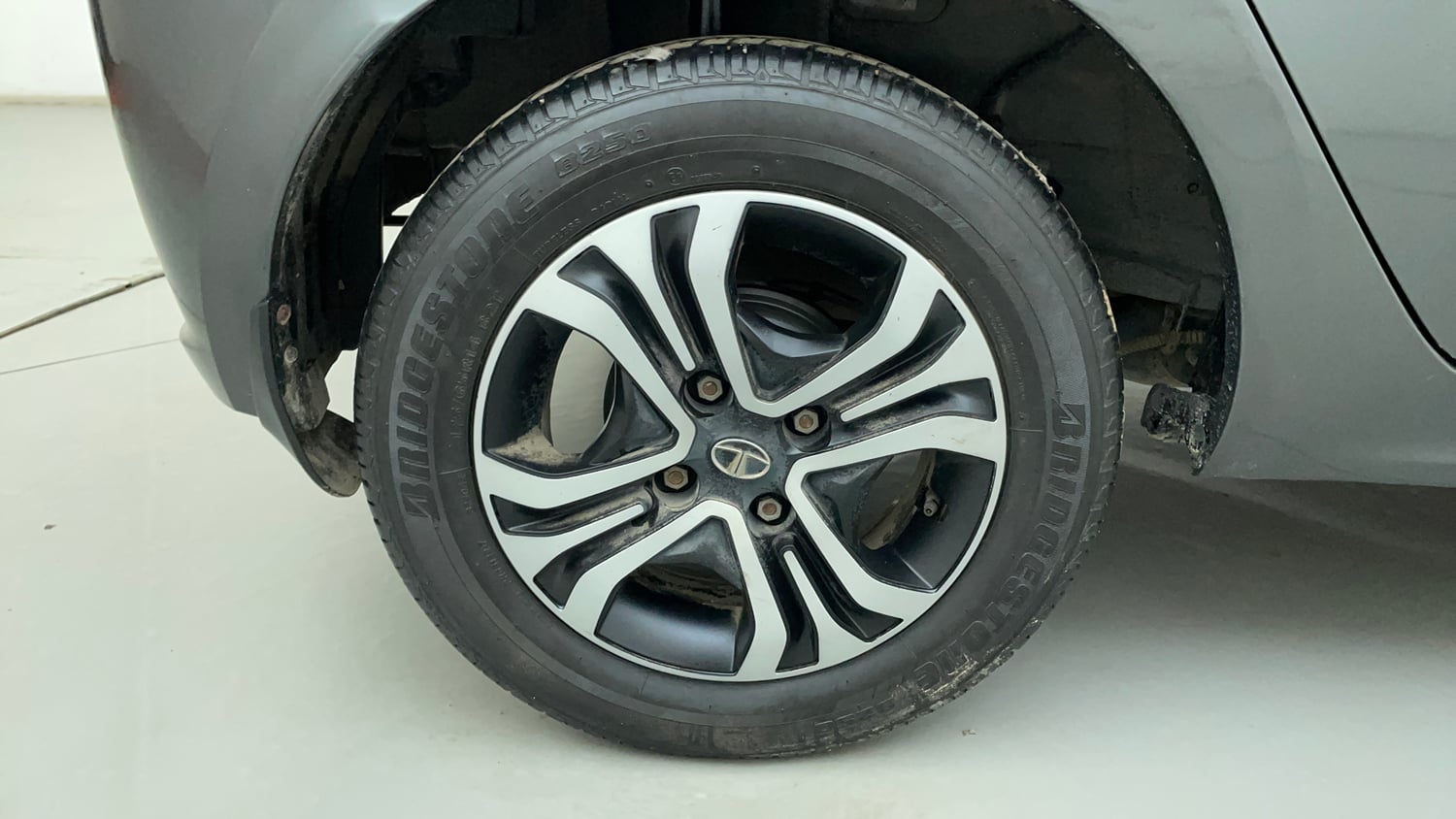 Used 2022 Tata Tiago XT Rhythm Petrol Manual tyres RIGHT REAR TYRE RIM VIEW