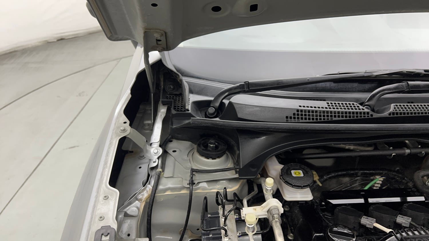 Used 2025 Honda Elevate ZX CVT Petrol Automatic engine ENGINE RIGHT SIDE HINGE & APRON VIEW