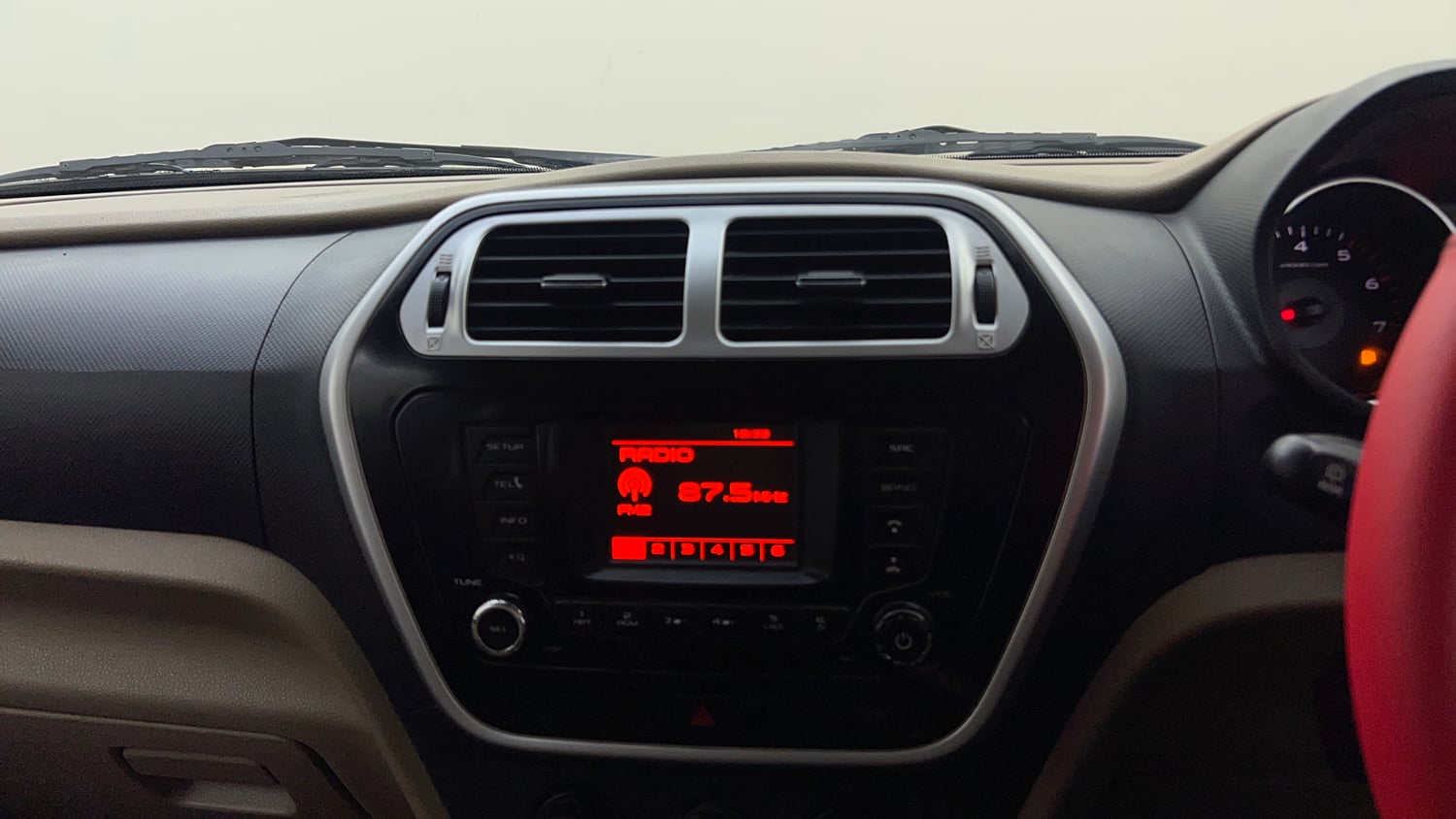 Used 2016 Mahindra TUV300 T8 mHAWK100 Diesel Manual top_features Integrated (in-dash) music system