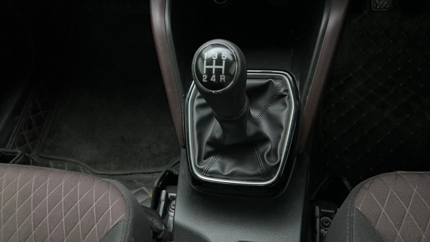 Used 2024 Maruti Suzuki Grand Vitara Zeta Smart Hybrid Petrol Manual interior GEAR  KNOB VIEW