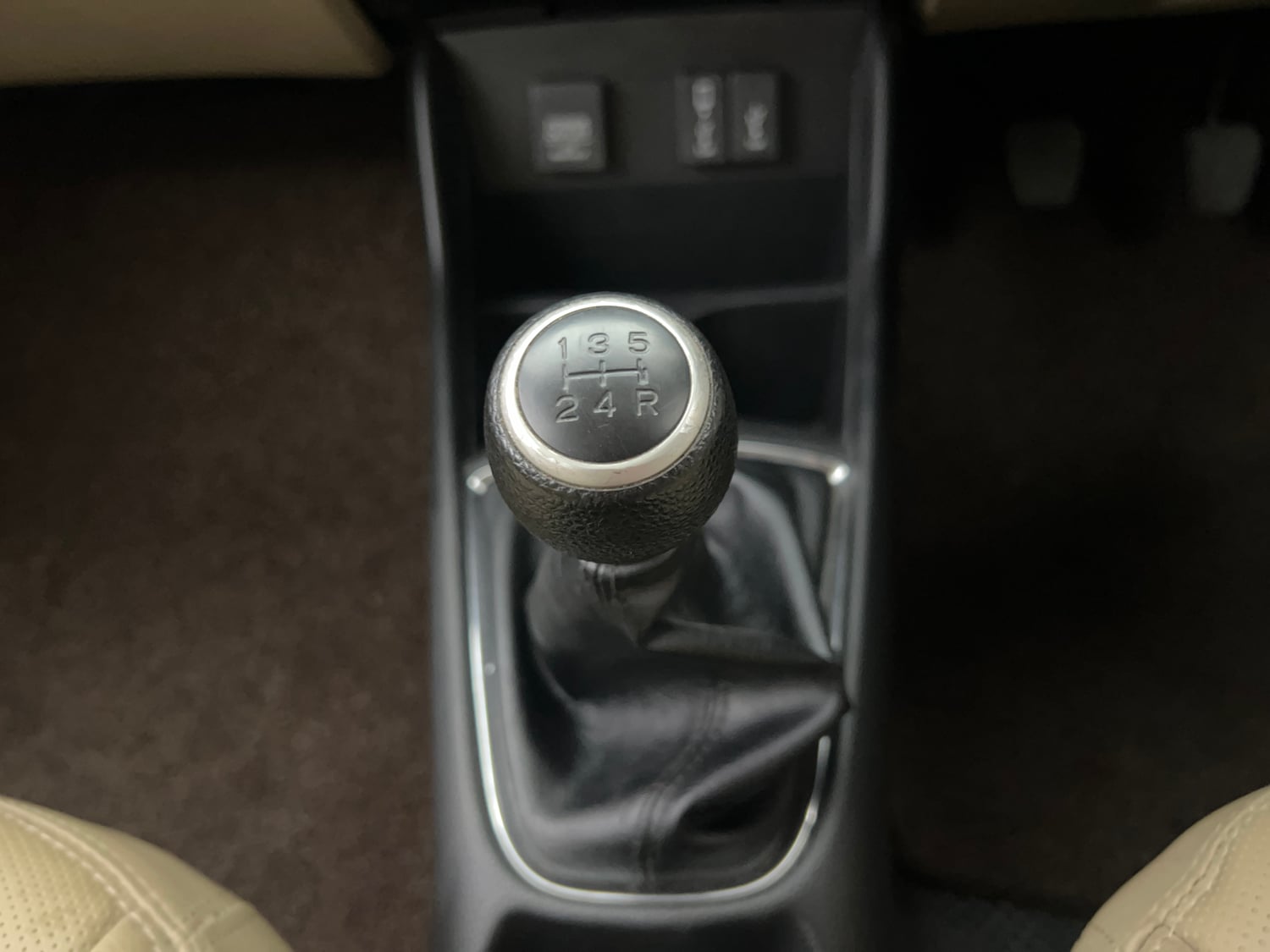 Used 2025 honda Amaze 2nd Generation VX 1.2 Petrol MT Petrol Manual interior GEAR  KNOB VIEW