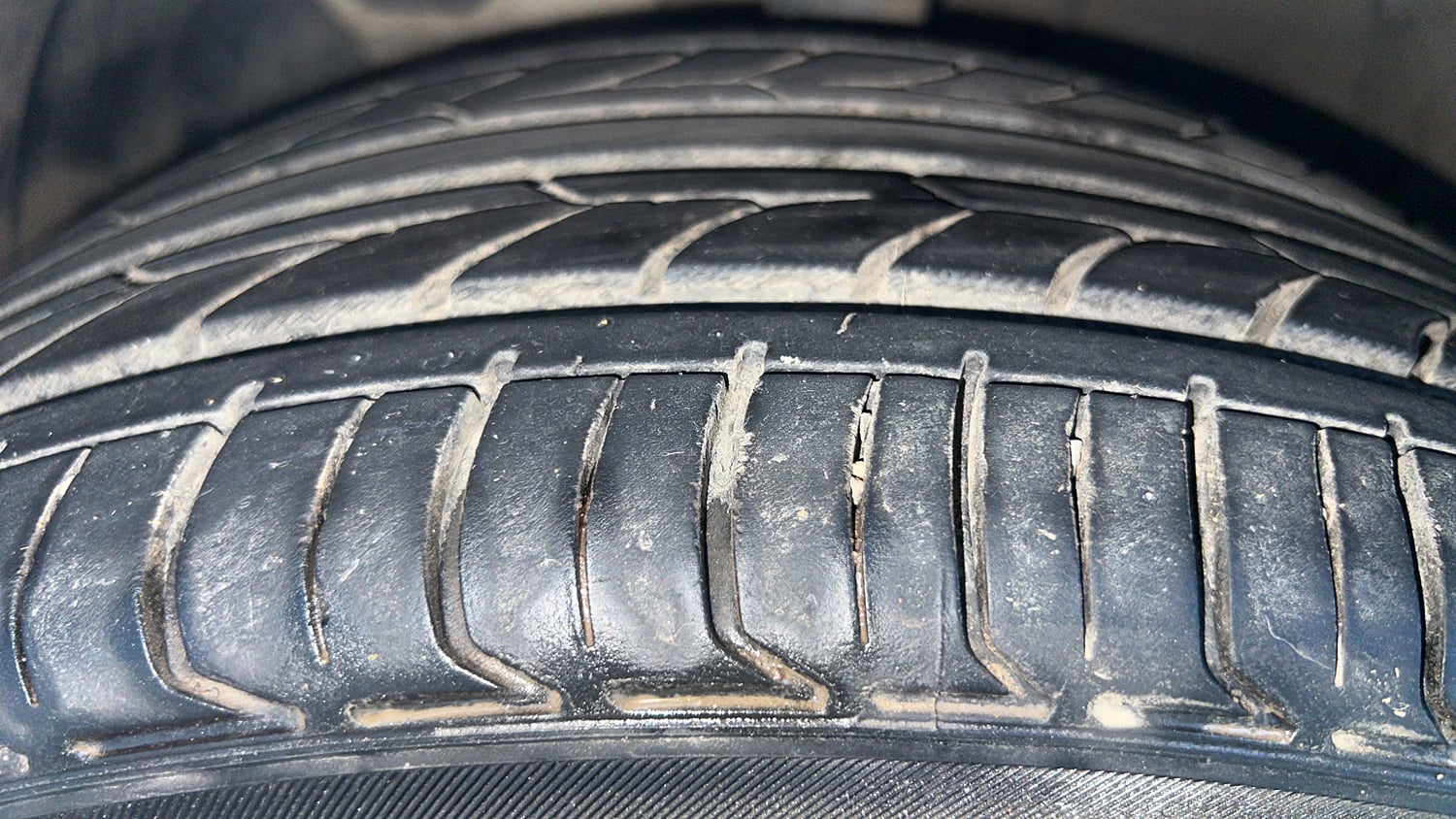 Used 2021 Hyundai New i20 Asta (O) 1.0 Turbo DCT Petrol Automatic tyres LEFT FRONT TYRE TREAD VIEW