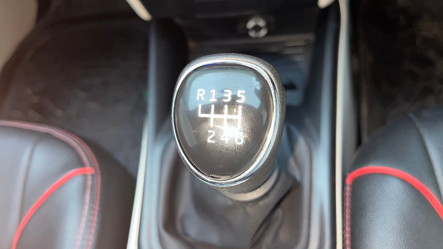 Used 2023 Mahindra XUV 300 W4 1.2 Petrol Petrol Manual interior GEAR  KNOB VIEW