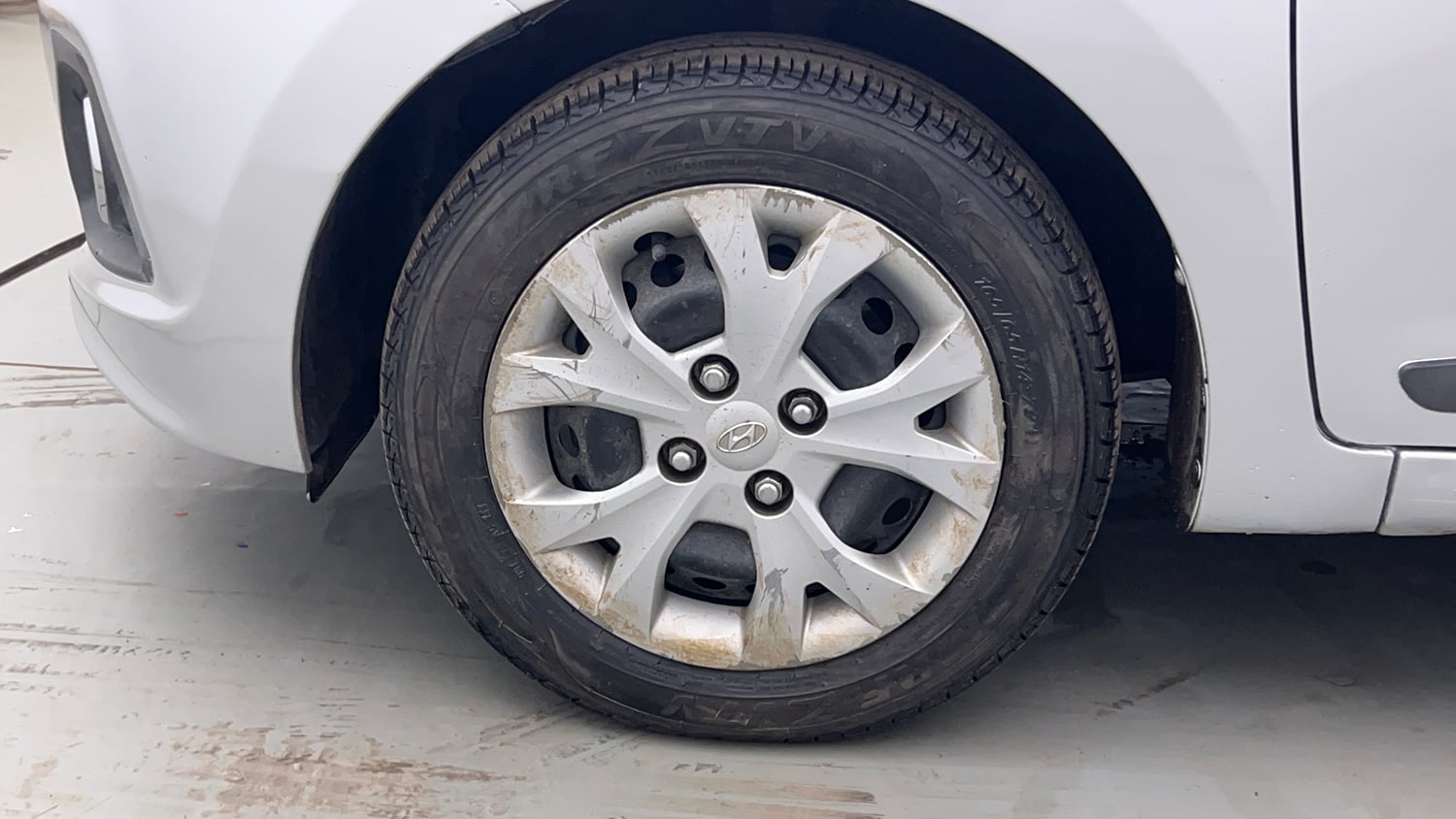 Used 2013 Hyundai Grand i10 Sportz 1.2 Kappa VTVT Petrol Manual tyres LEFT FRONT TYRE RIM VIEW
