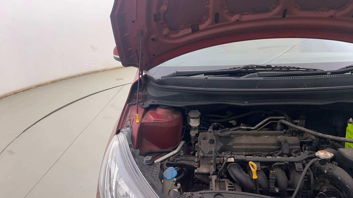 Used 2013 Hyundai i20 Magna (O) 1.2 Petrol Manual engine ENGINE RIGHT SIDE HINGE & APRON VIEW