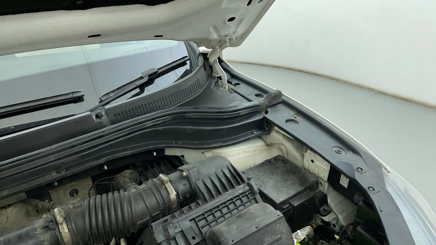 Used 2022 Mahindra XUV700 AX 3 Petrol MT 5 STR Petrol Manual engine ENGINE LEFT SIDE HINGE & APRON VIEW