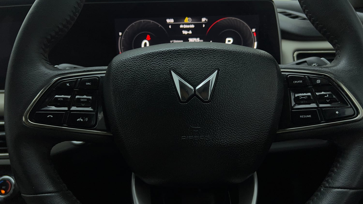 Used 2024 Mahindra XUV700 AX 7 Luxury Pack Petrol AT 7 STR Petrol Automatic top_features Cruise control