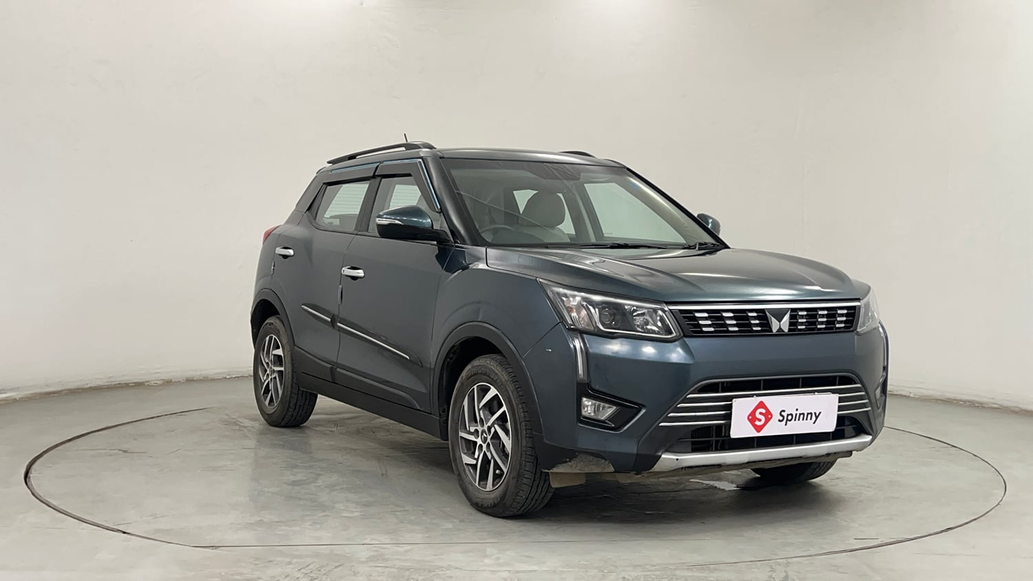 Used 2023 Mahindra XUV 300 W8 (O) 1.2 Petrol AMT Petrol Automatic exterior RIGHT FRONT CORNER VIEW