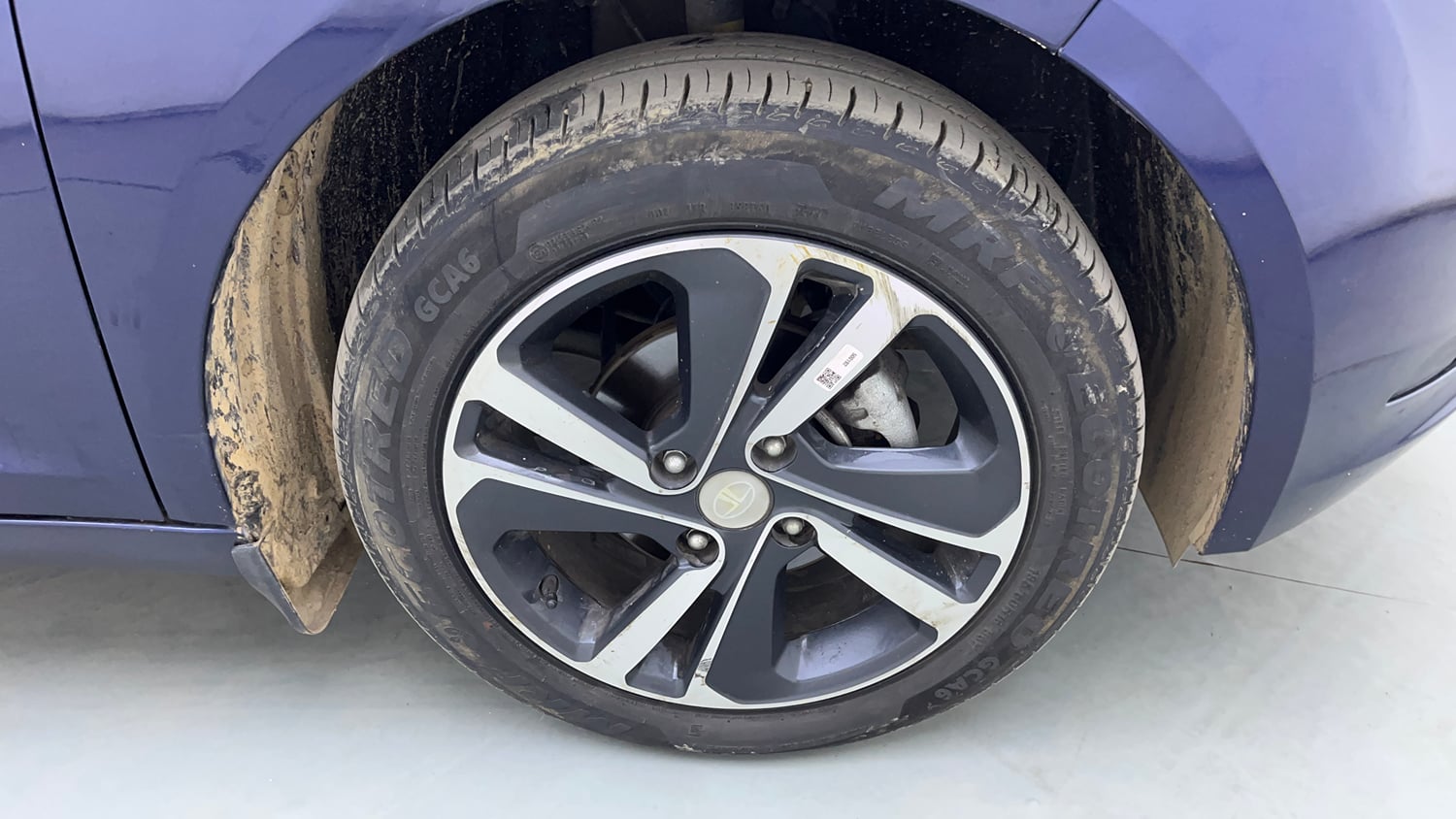Used 2024 Tata Altroz XZA Plus (S) Lux Petrol Petrol Automatic tyres RIGHT FRONT TYRE RIM VIEW