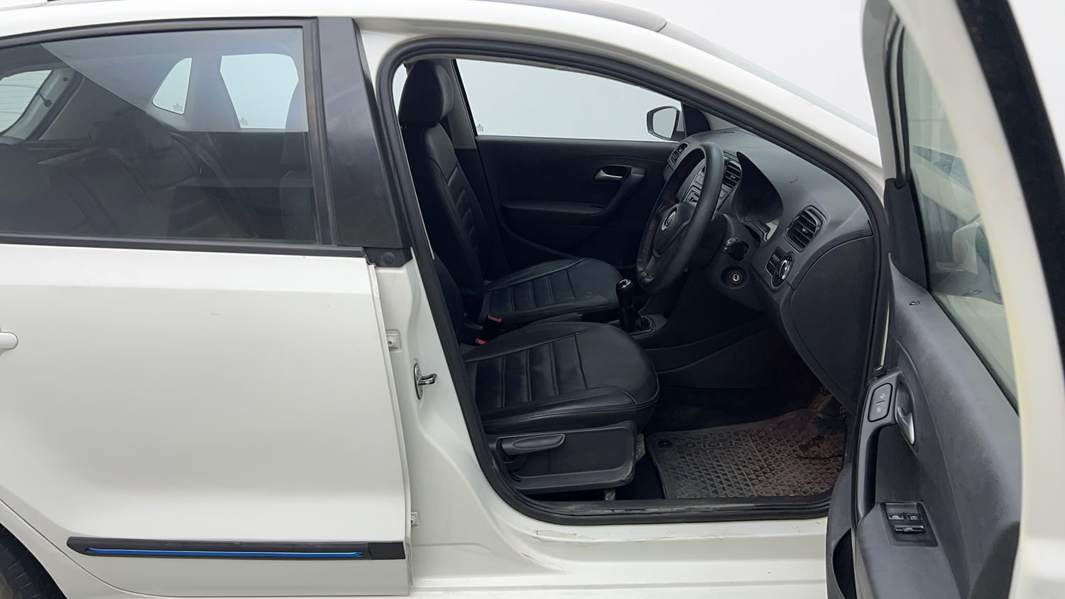 Used 2018 Volkswagen Polo Comfortline 1.0L (P) Petrol Manual interior RIGHT SIDE FRONT DOOR CABIN VIEW